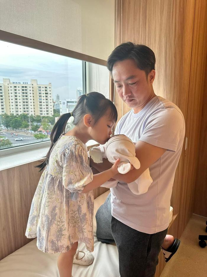 Đàm Thu Trang "tan chảy" với màn nịnh mẹ ngọt hơn mật của Suchin Đàm Thu Trang "tan chảy" với màn nịnh mẹ ngọt hơn mật của Suchin