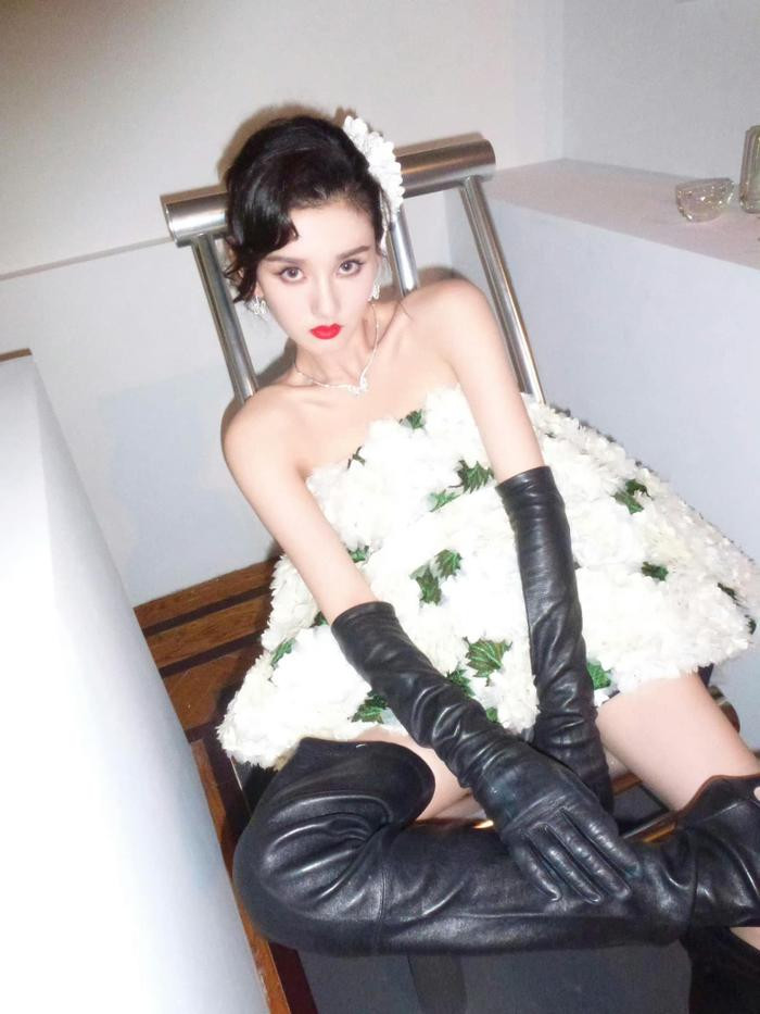 Một nữ diễn viên bị tố trốn thuế gần 150 tỷ, nhiều phim có nguy cơ "đóng băng" Một nữ diễn viên bị tố trốn thuế gần 150 tỷ, nhiều phim có nguy cơ "đóng băng"