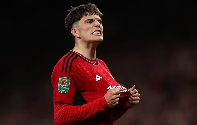 Erik ten Hag tiết lộ lý do mạnh tay loại Garnacho khỏi đội hình MU Erik ten Hag tiết lộ lý do mạnh tay loại Garnacho khỏi đội hình MU