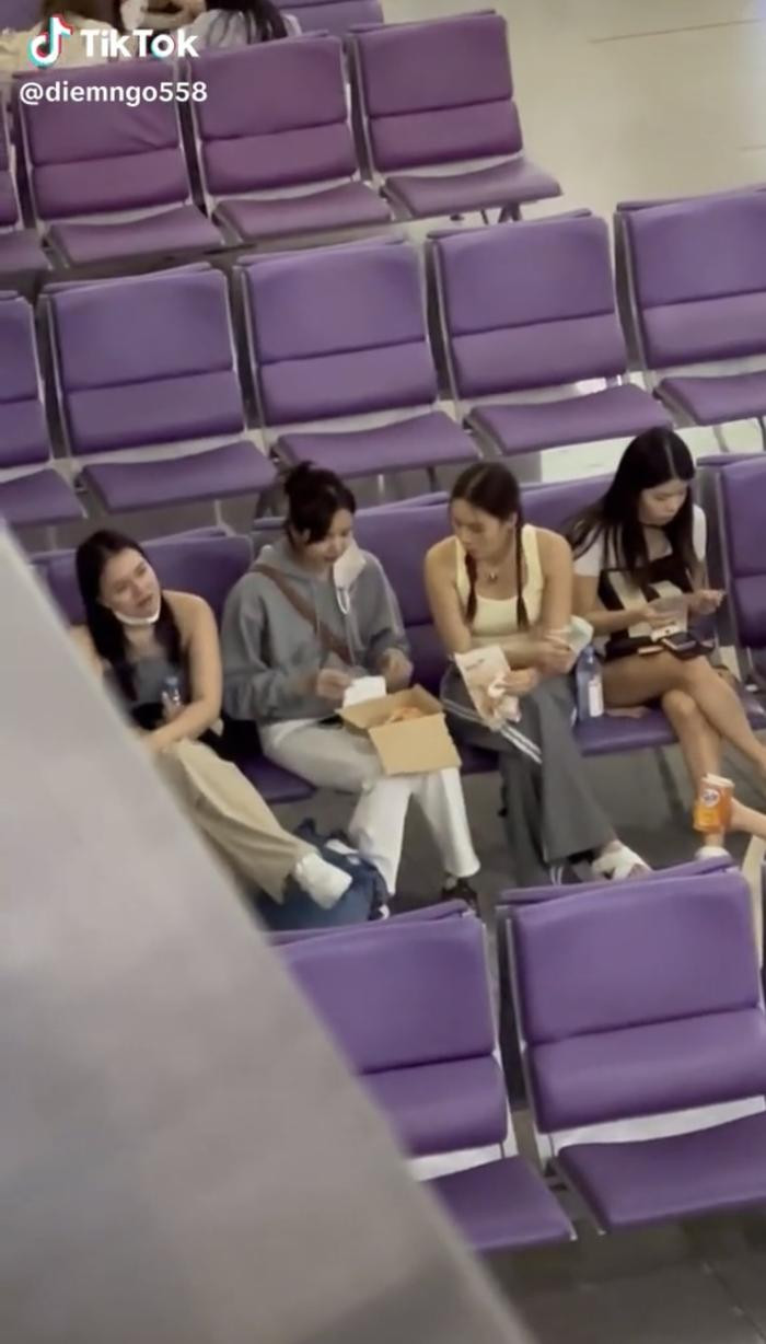 Khoảnh khắc Lisa cởi khẩu trang thưởng thức đồ ăn Việt gây sốt, mặt mộc thế nào? Khoảnh khắc Lisa cởi khẩu trang thưởng thức đồ ăn Việt gây sốt, mặt mộc thế nào?