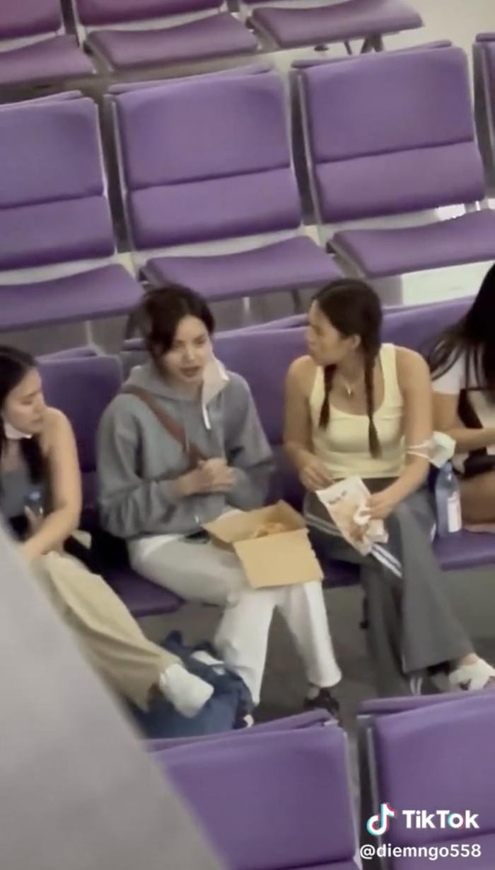 Khoảnh khắc Lisa cởi khẩu trang thưởng thức đồ ăn Việt gây sốt, mặt mộc thế nào? Khoảnh khắc Lisa cởi khẩu trang thưởng thức đồ ăn Việt gây sốt, mặt mộc thế nào?