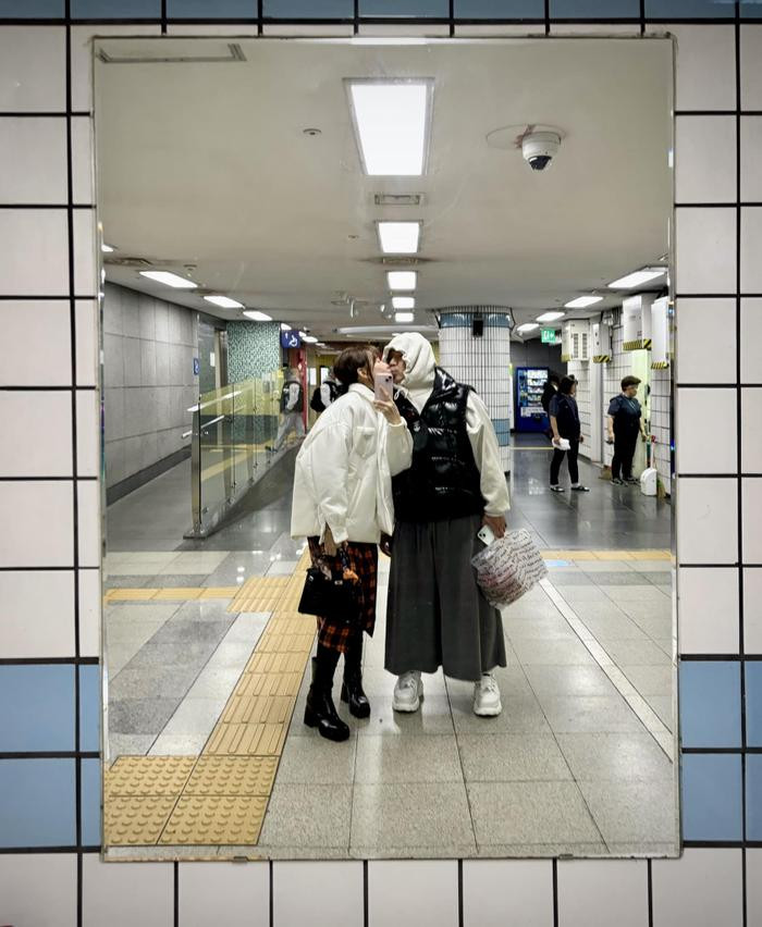 Team qua đường bắt gặp Trấn Thành với băng kín tại Hàn Quốc, nghi vấn trùng tu nhan sắc? 'Team qua đường bắt gặp Trấn Thành với băng kín tại Hàn Quốc, nghi vấn trùng tu nhan sắc? Ảnh 2