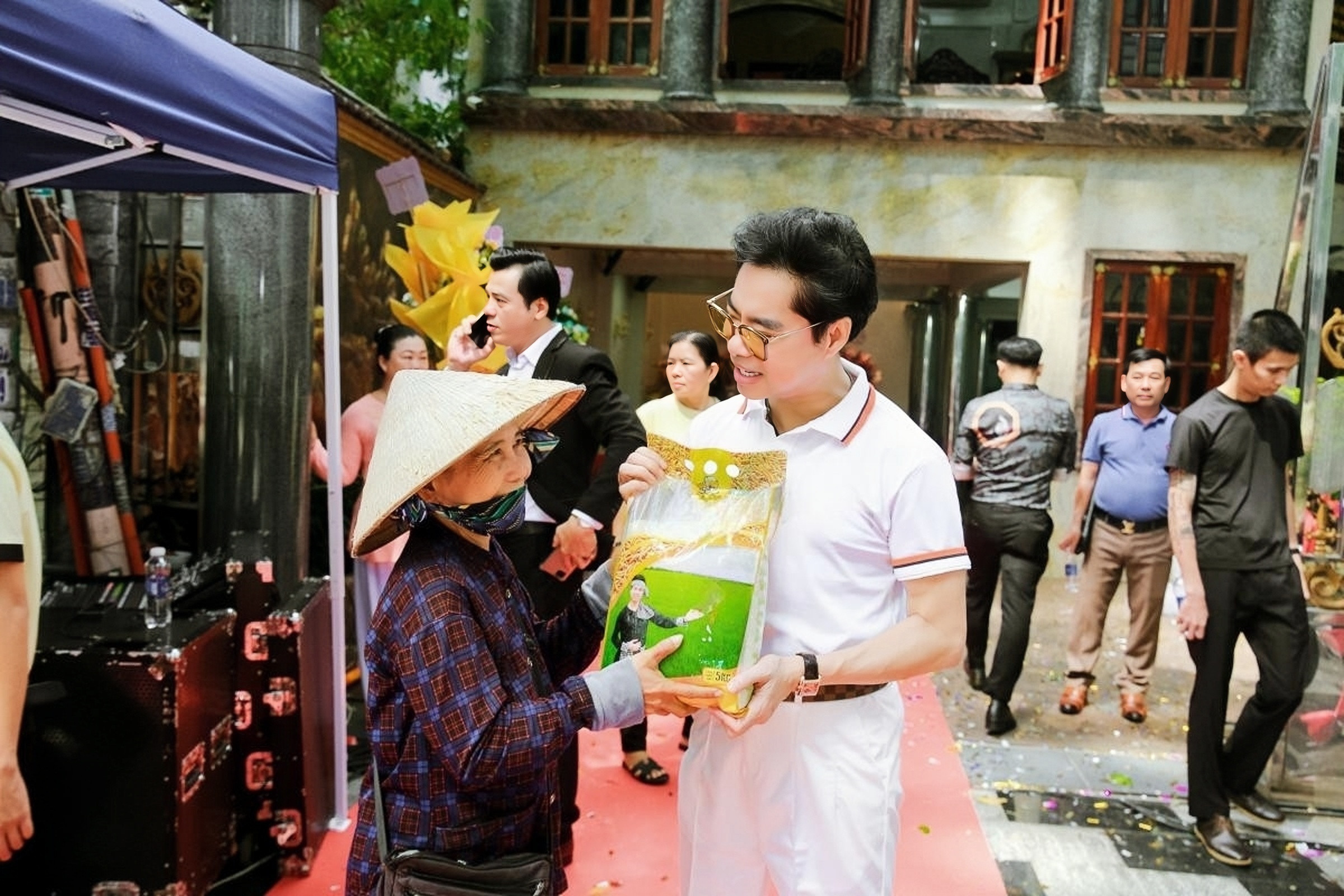 Ngọc Sơn nấu cơm tôm rang, phát gạo cho người dân tại biệt thự 400 tỷ Ngọc Sơn nấu cơm tôm rang, phát gạo cho người dân tại biệt thự 400 tỷ