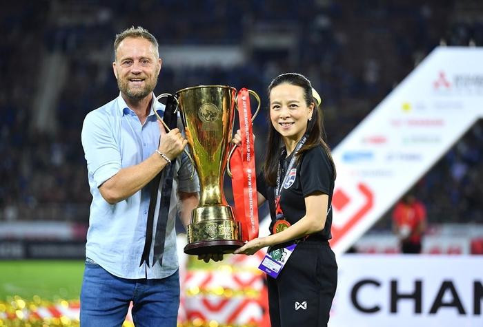 Madam Pang tuy&ecirc;n bố sa thải Polking, c&ocirc;ng bố t&acirc;n HLV tuyển Th&aacute;i Lan Ảnh 1