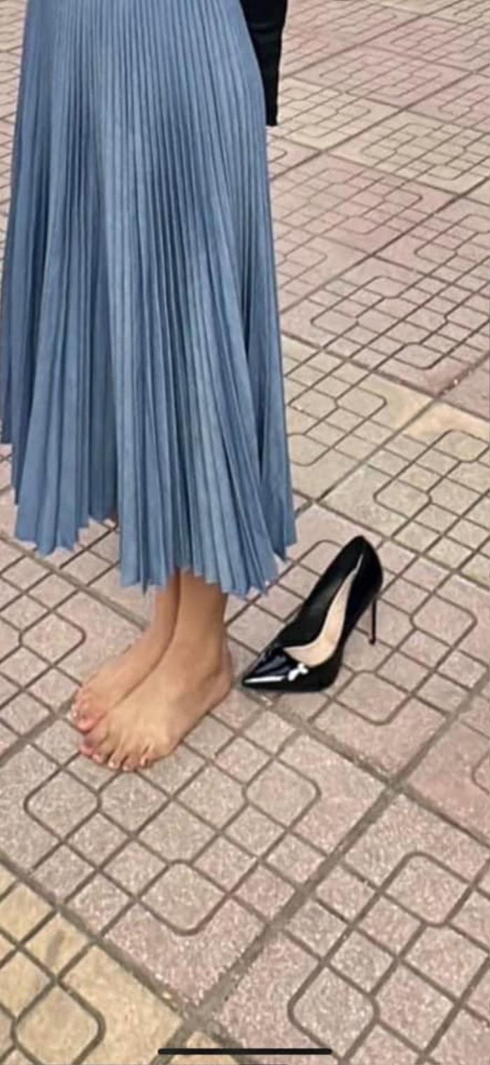 C&oacute; thể l&agrave; h&igrave;nh ảnh về 1 người, gi&agrave;y v&agrave; lắc ch&acirc;n