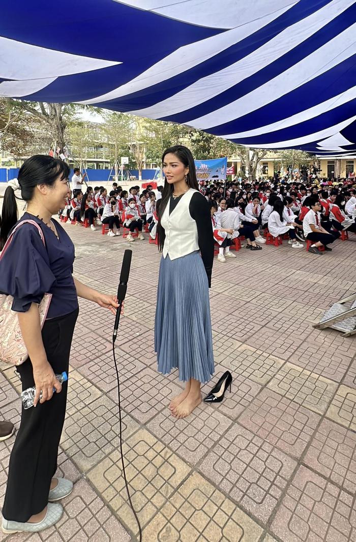 C&oacute; thể l&agrave; h&igrave;nh ảnh về 2 người