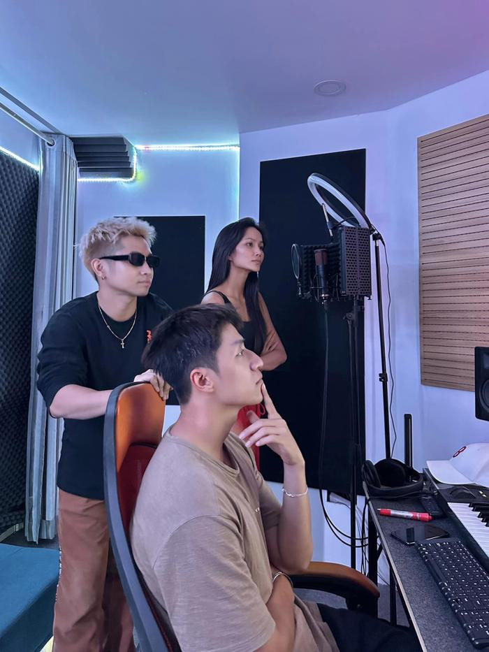 C&oacute; thể l&agrave; h&igrave;nh ảnh về 3 người