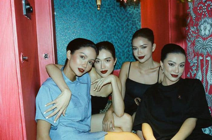 C&oacute; thể l&agrave; h&igrave;nh ảnh về 3 người