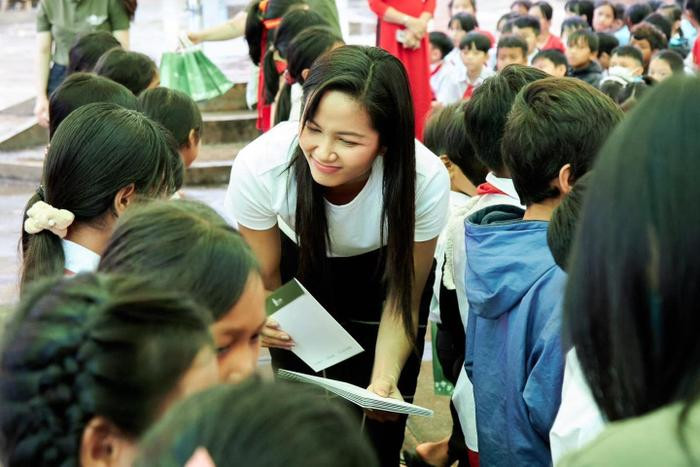 C&oacute; thể l&agrave; h&igrave;nh ảnh về 4 người, mọi người đang học v&agrave; đ&aacute;m đ&ocirc;ng