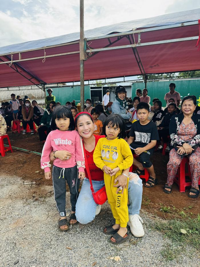 MC C&aacute;t Tường đi từ thiện sau loạt thị phi, n&oacute;i một c&acirc;u khiến ai cũng suy ngẫm Ảnh 2