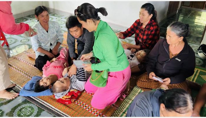 MC C&aacute;t Tường đi từ thiện sau loạt thị phi, n&oacute;i một c&acirc;u khiến ai cũng suy ngẫm Ảnh 3