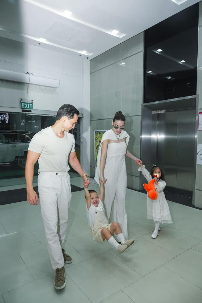 Vợ chồng Hồ Ngọc Hà cực sang khi đi ăn cưới, ngầm báo tin vui qua một chi tiết Có thể là hình ảnh về 3 người và trẻ em