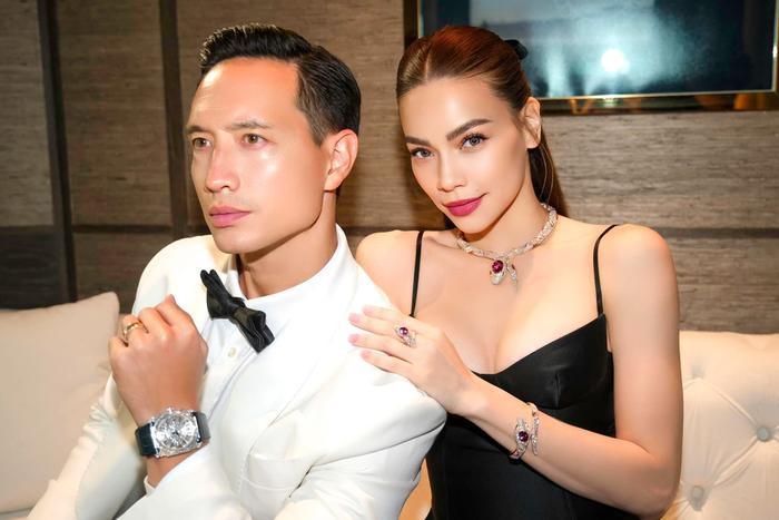 Vợ chồng Hồ Ngọc Hà cực sang khi đi ăn cưới, ngầm báo tin vui qua một chi tiết Có thể là hình ảnh về 2 người và đồng hồ đeo tay