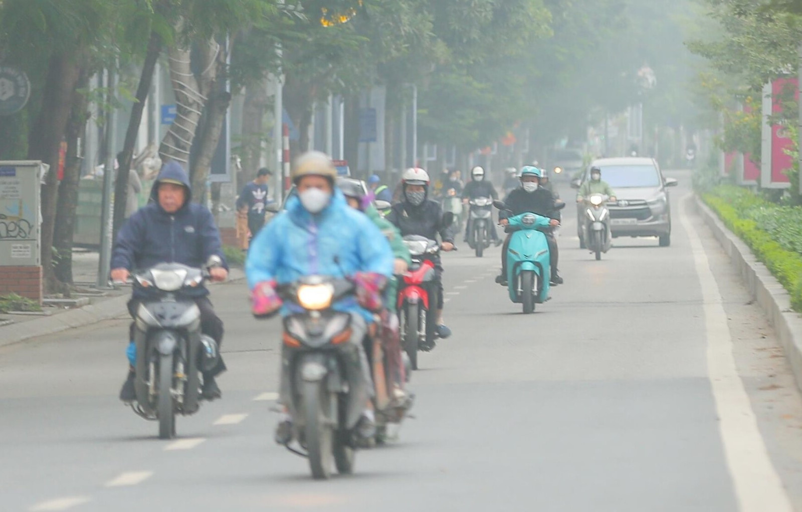 Bầu trời H&amp;agrave; Nội 'được' bao phủ bởi sương m&amp;ugrave;, bụi mịn, &amp;ocirc; nhiễm kh&amp;ocirc;ng kh&amp;iacute; thứ 3 thế giới - Ảnh 1