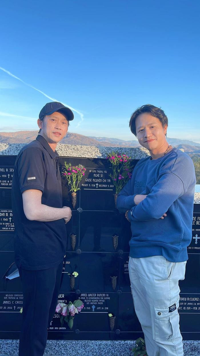 Hoài Linh làm ngay điều này với người bạn thân quá cố sau khi sang Mỹ Hoài Linh làm ngay điều này với người bạn thân quá cố sau khi sang Mỹ Ảnh 1