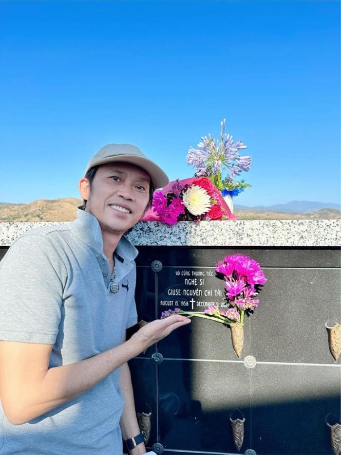 Hoài Linh làm ngay điều này với người bạn thân quá cố sau khi sang Mỹ Hoài Linh làm ngay điều này với người bạn thân quá cố sau khi sang Mỹ Ảnh 2