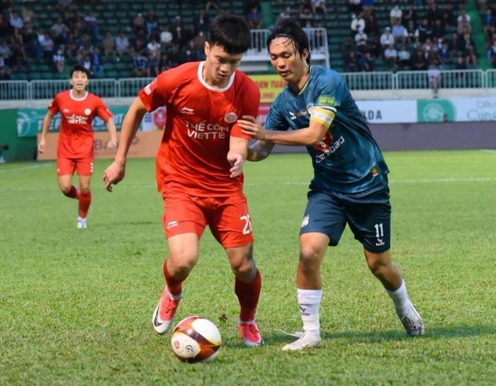 CLB HAGL thua ngược Viettel tr&ecirc;n s&acirc;n nh&agrave;: Gi&ocirc;ng b&atilde;o ở ph&iacute;a trước! Ảnh 1
