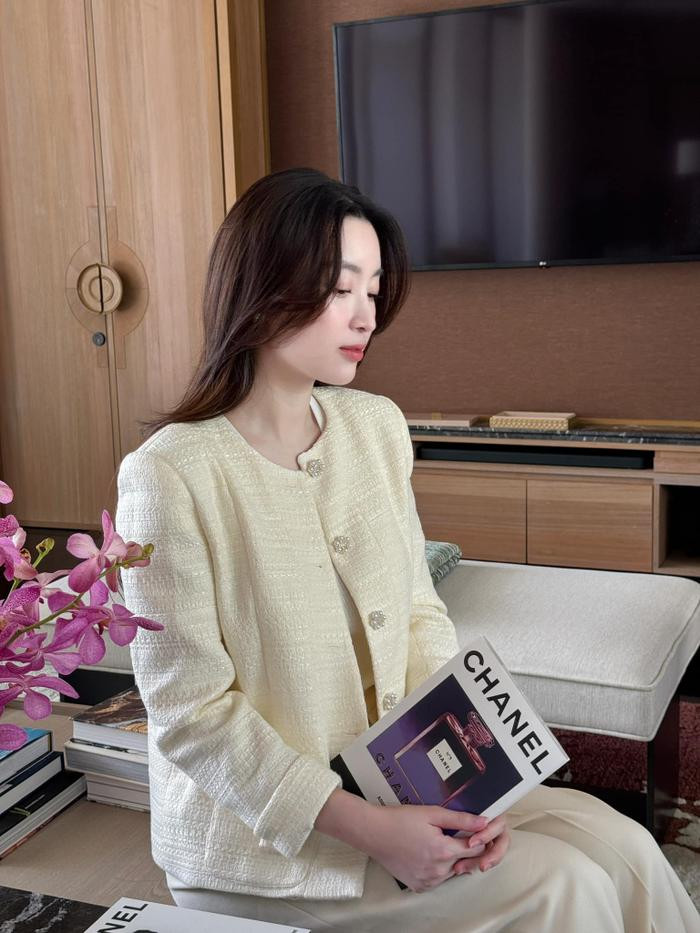 Đỗ Mỹ Linh khoe nhan sắc thăng hạng hậu sinh nở, ra d&aacute;ng chuẩn d&acirc;u h&agrave;o m&ocirc;n Ảnh 2