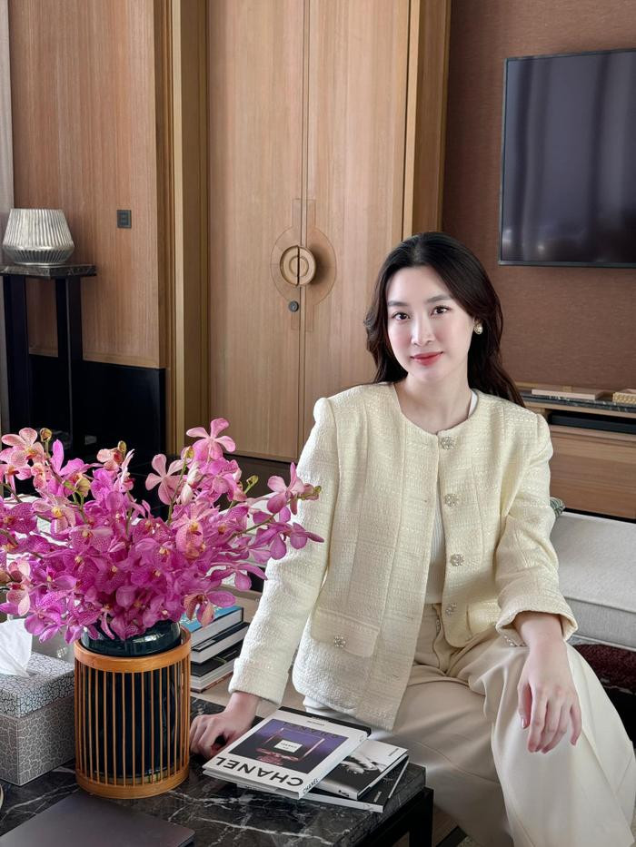 Đỗ Mỹ Linh khoe nhan sắc thăng hạng hậu sinh nở, ra d&aacute;ng chuẩn d&acirc;u h&agrave;o m&ocirc;n Ảnh 1