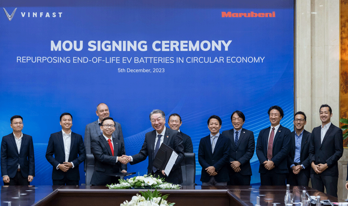 Con trai tỷ phú Phạm Nhật Vượng lần đầu xuất hiện, là phó TGĐ VinFast phamnhatquananh vfs2023dec18.gif