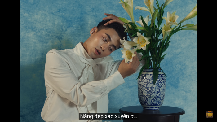 MONO 'g&acirc;y sốt' khi cosplay h&igrave;nh tượng 'Thiếu nữ b&ecirc;n hoa huệ' trong MV mới, giống hệt một nh&acirc;n vật Ảnh 1