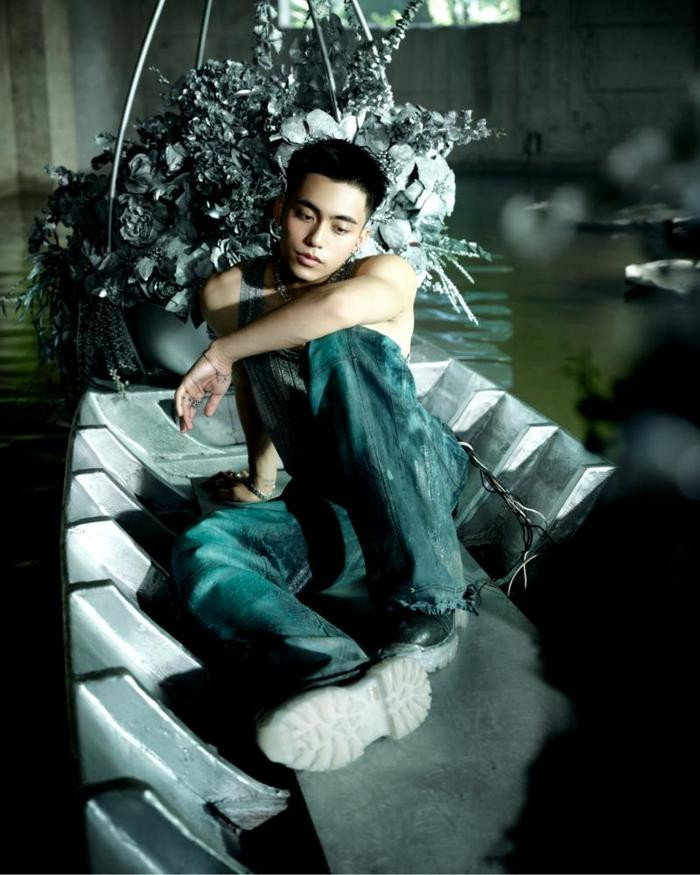 MONO 'g&acirc;y sốt' khi cosplay h&igrave;nh tượng 'Thiếu nữ b&ecirc;n hoa huệ' trong MV mới, giống hệt một nh&acirc;n vật Ảnh 6