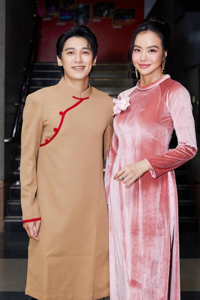 C&oacute; thể l&agrave; h&igrave;nh ảnh về 2 người