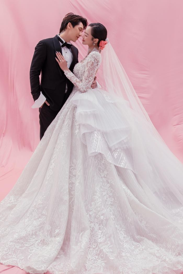 C&oacute; thể l&agrave; h&igrave;nh ảnh về 2 người v&agrave; đ&aacute;m cưới