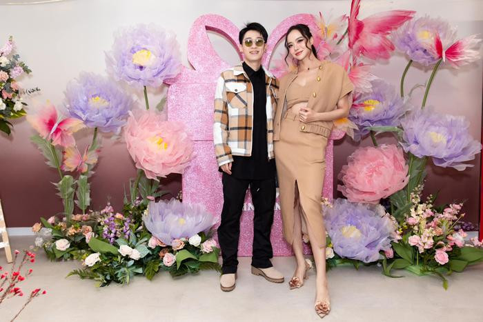 C&oacute; thể l&agrave; h&igrave;nh ảnh về 2 người, hoa c&aacute;t tường v&agrave; văn bản