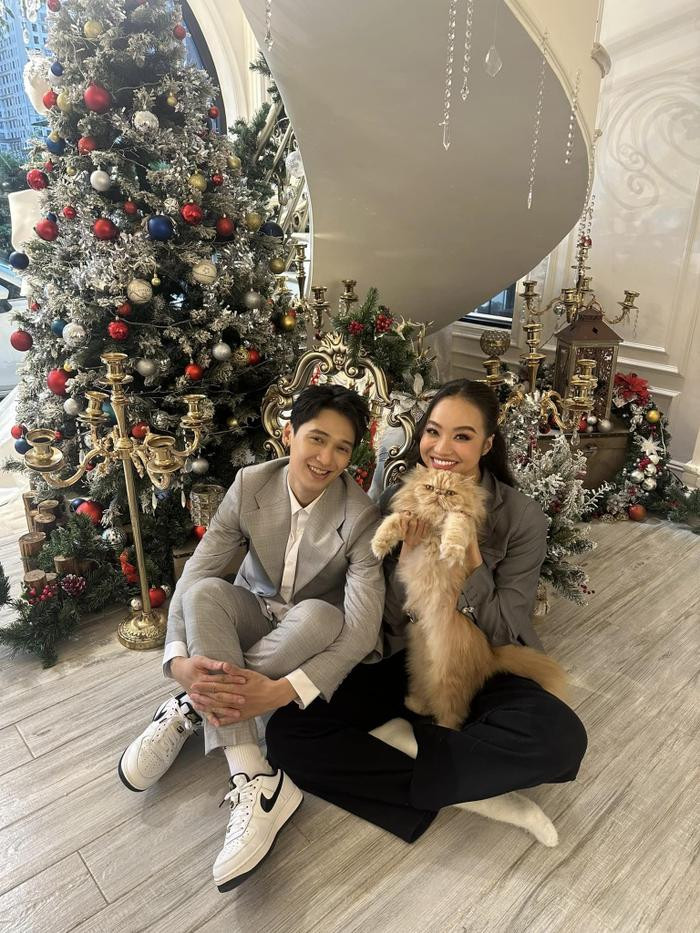 C&oacute; thể l&agrave; h&igrave;nh ảnh về 2 người v&agrave; c&acirc;y th&ocirc;ng Noel