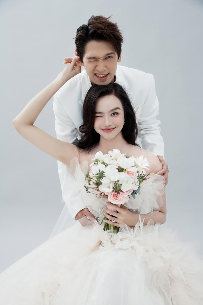 C&oacute; thể l&agrave; h&igrave;nh ảnh về 1 người, hoa baby v&agrave; đ&aacute;m cưới