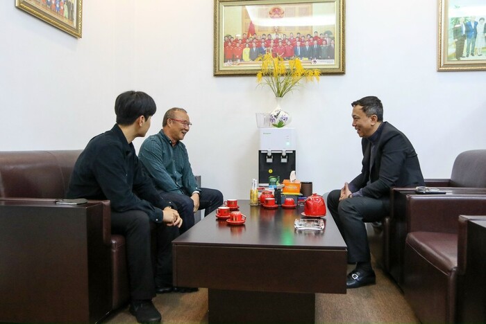 undefined Chủ tịch VFF tặng quà Tết cho HLV Park Hang Seo và nói điều xúc động: "LĐBĐ Việt Nam là nhà của ông"