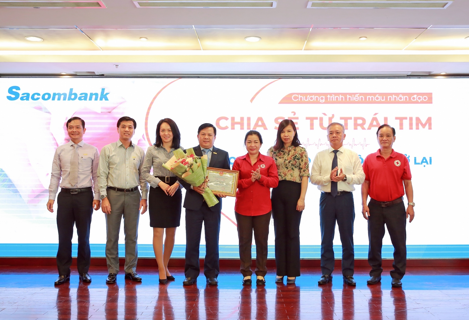 Tin ngân hàng nổi bật trong tuần qua: Người dân gửi thêm hơn 300 nghìn tỷ đồng vào ngân hàng Tin ngân hàng nổi bật trong tuần qua: Người dân gửi thêm hơn 300 nghìn tỷ đồng vào ngân hàng