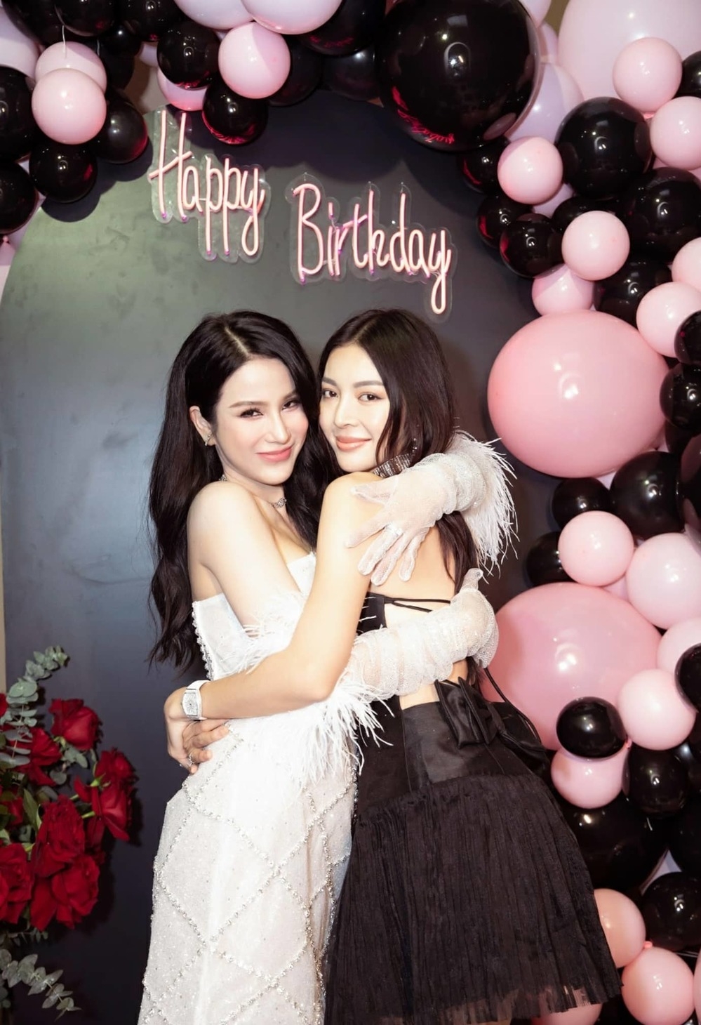 Sao Việt hôm nay 24/8: Diệp Lâm Anh tổ chức sinh nhật bên bạn bè