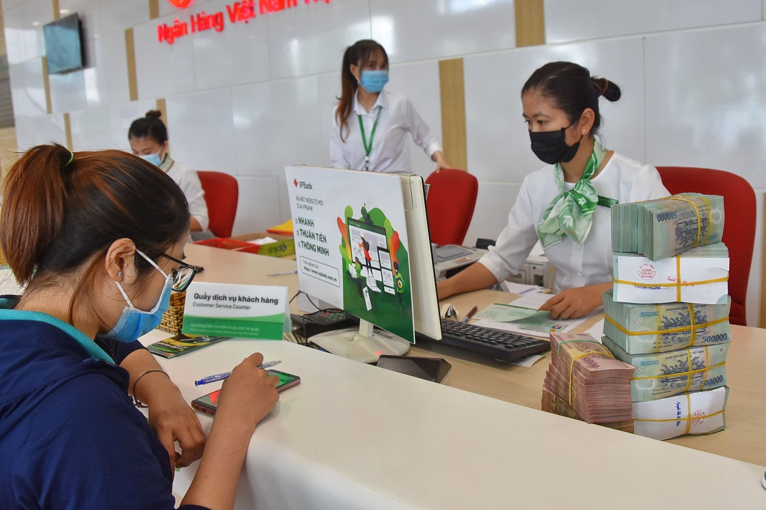 Tin ngân hàng ngày 27/8: Khách hàng ngại vay gói hỗ trợ lãi suất 2% Tin ngân hàng ngày 27/8: Khách hàng ngại vay gói hỗ trợ lãi suất 2%