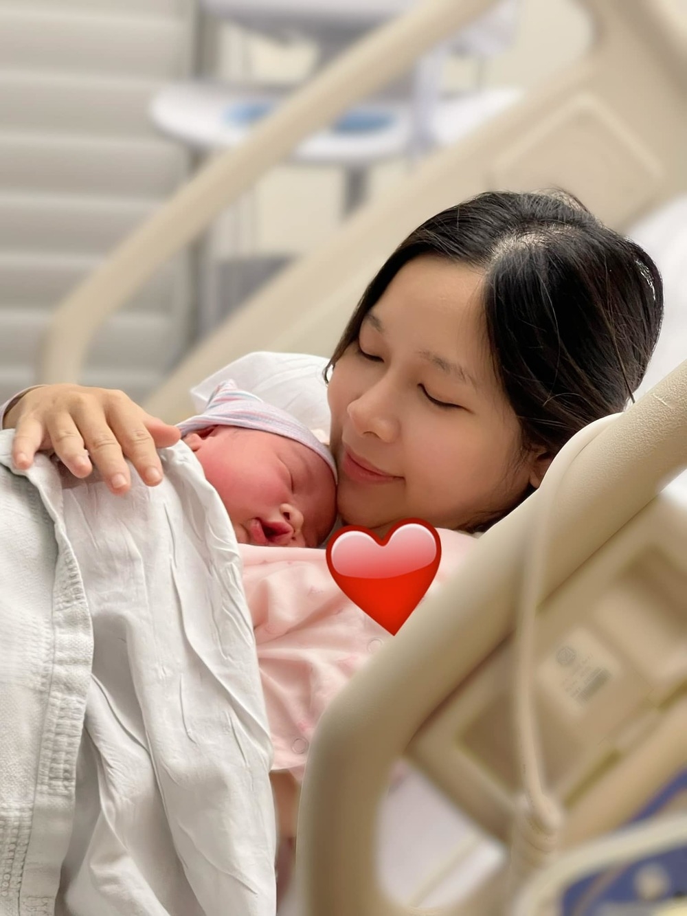 Sao Việt hôm nay 27/8: Phương Trinh Jolie mặc "táo bạo" mừng sinh nhật chồng