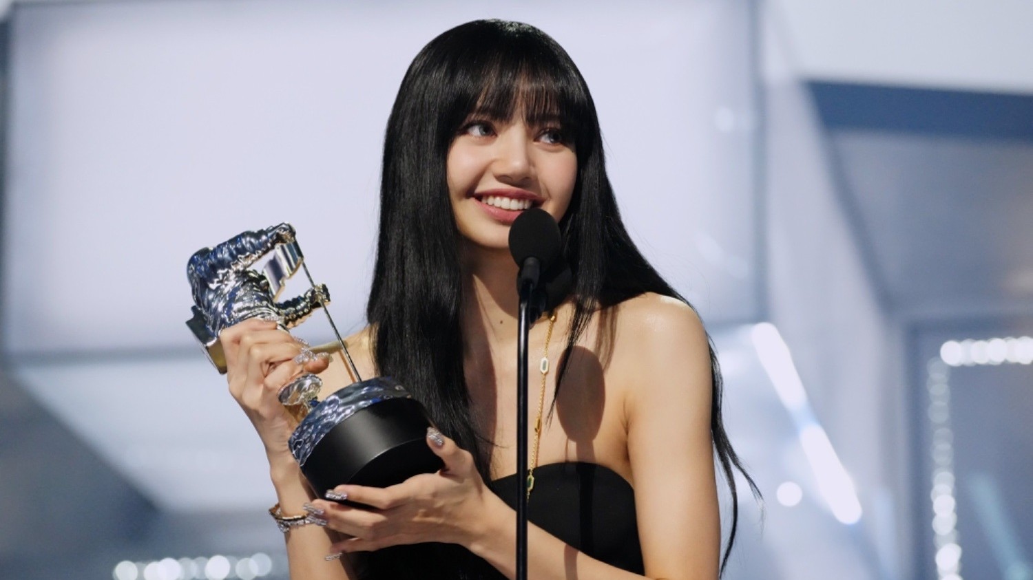 Sao Hàn hôm nay 30/8: Lisa (BLACKPINK) thắng giải Best K-pop tại VMAs với “LALISA”