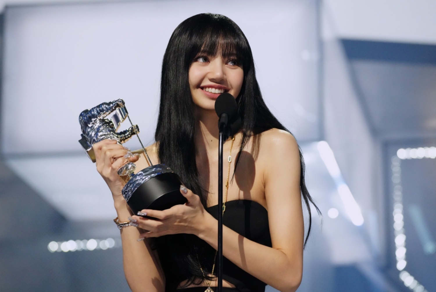 Sao Hàn hôm nay 30/8: Lisa (BLACKPINK) thắng giải Best K-pop tại VMAs với “LALISA” Sao Hàn hôm nay 30/8: Lisa (BLACKPINK) thắng giải Best K-pop tại VMAs với “LALISA”