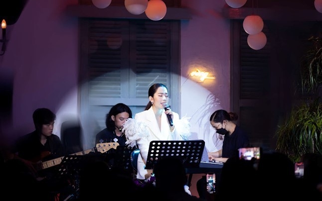 Sao Việt hôm nay 9/9: Việt Hương xúc động khi trao tặng những kỷ vật của cố NS Chí Tài cho đàn em