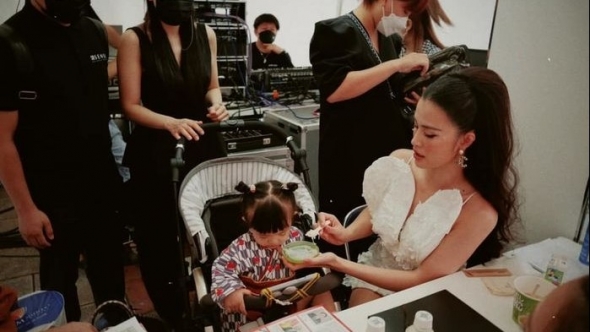 Sao Việt hôm nay 12/9: Đông Nhi tranh thủ chăm sóc con gái trước giờ biểu diễn