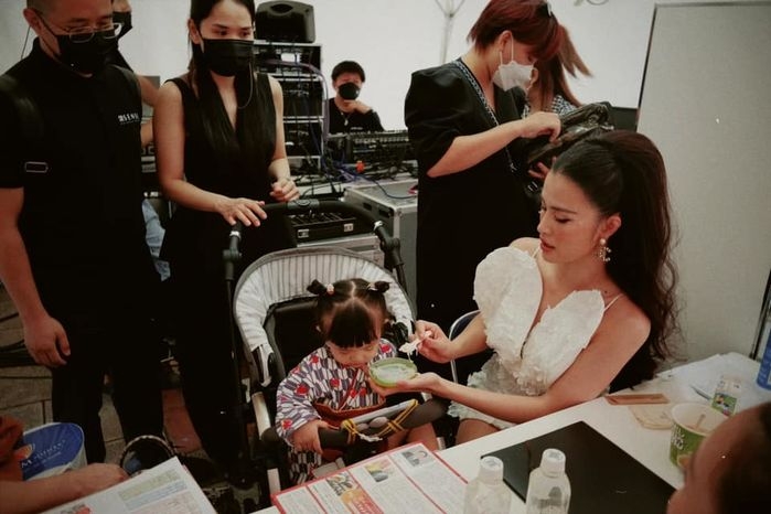 Sao Việt hôm nay 12/9: Đông Nhi tranh thủ chăm sóc con gái trước giờ biểu diễn Sao Việt hôm nay 12/9: Đông Nhi tranh thủ chăm sóc con gái trước giờ biểu diễn