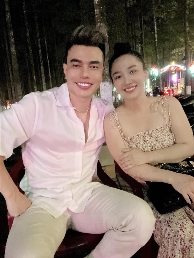 Sao Việt hôm nay 30/9: Vợ Lê Dương Bảo Lâm bán nước mía 5K nhưng dám mua "xế hộp" Sao Việt hôm nay 30/9: Vợ Lê Dương Bảo Lâm bán nước mía 5K nhưng dám mua "xế hộp"