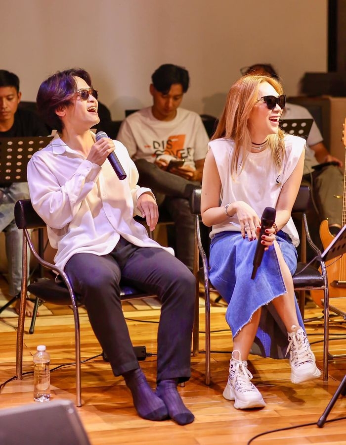 Sao Việt hôm nay 21/10: Hòa Minzy tiết lộ lý do phải livestream bán hàng Sao Việt hôm nay 21/10: Hòa Minzy tiết lộ lý do phải livestream bán hàng