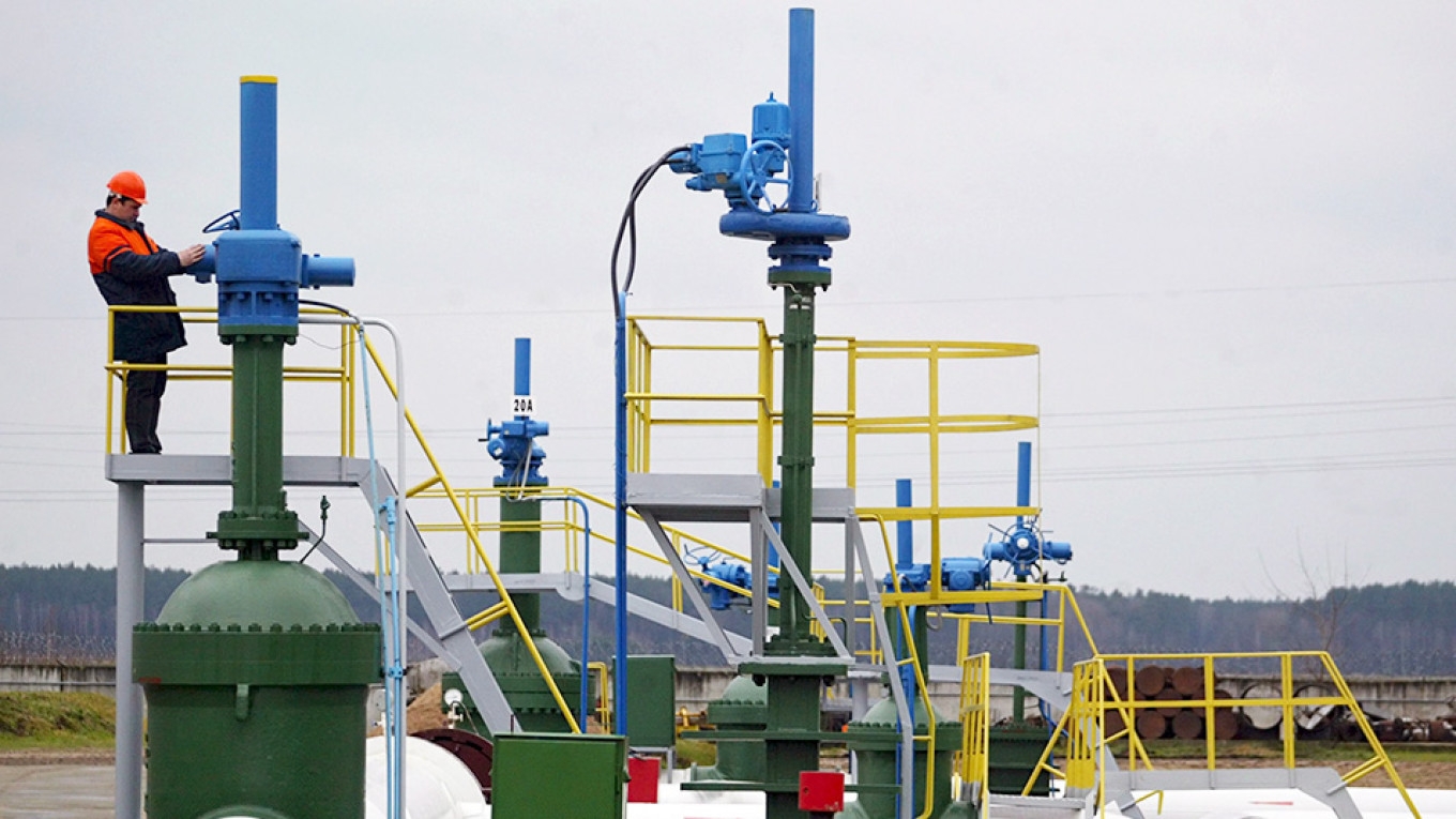 Giá xăng dầu hôm nay 5/11: Brent tiến mức 99 USD/thùng Giá xăng dầu hôm nay 5/11: Brent tiến mức 99 USD/thùng