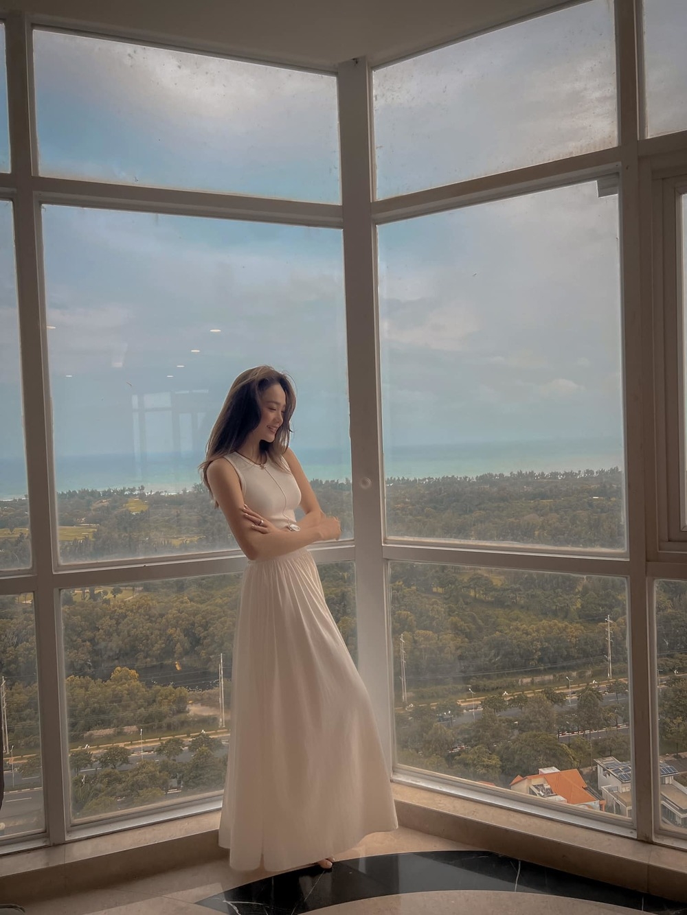 Sao Việt hôm nay 5/11: Minh Hằng khoe penthouse view biển