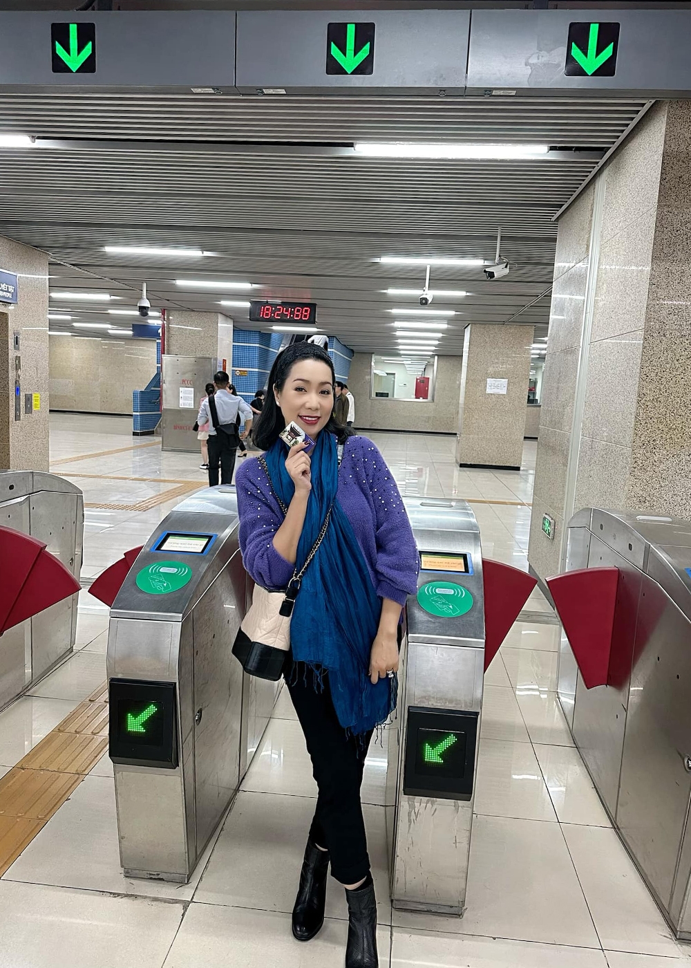 Sao Việt hôm nay 6/11: Mỹ Tâm quỳ gối cảm ơn khán giả