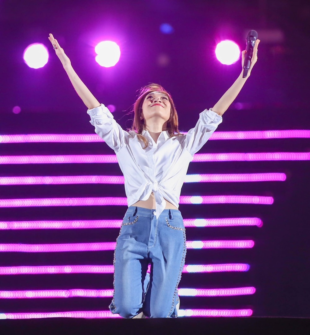 Sao Việt hôm nay 6/11: Mỹ Tâm quỳ gối cảm ơn khán giả