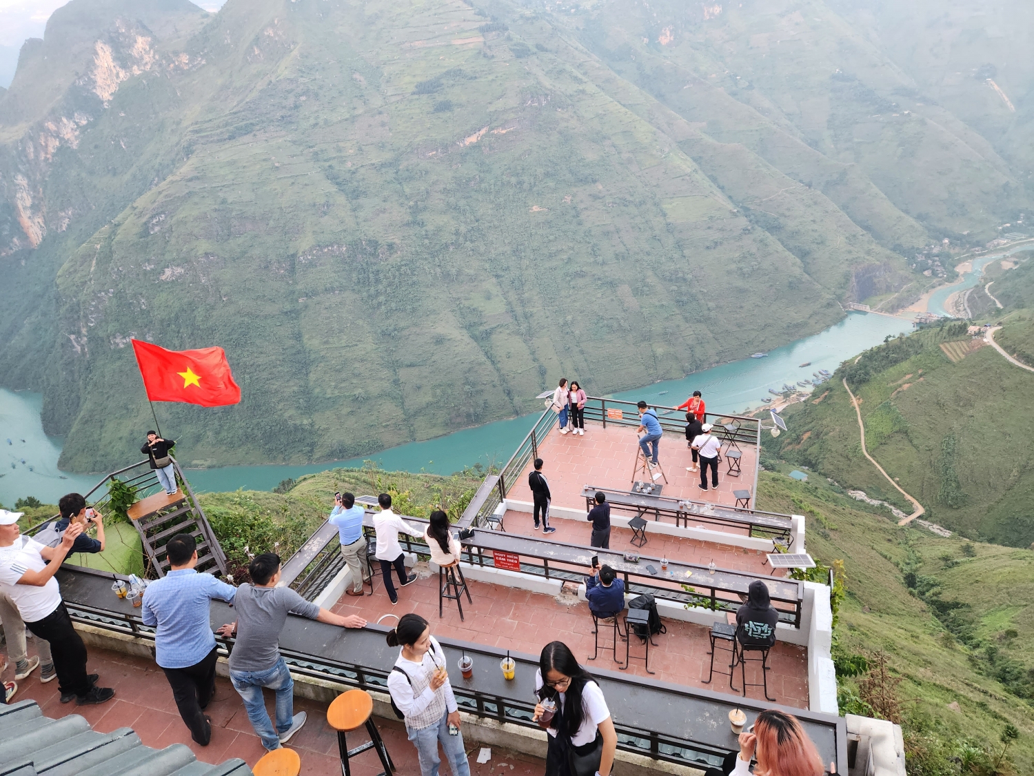 Về Hà Giang - Mảnh đất "cỏ chen đá, đá chen hoa"