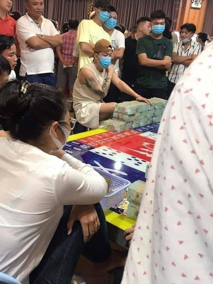 Đại diện phía TiTi (HKT) lên tiếng về bức ảnh ngồi trước "núi tiền" được chụp ở sòng bạc Campuchia Đại diện phía TiTi (HKT) lên tiếng về bức ảnh ngồi trước "núi tiền" được chụp ở sòng bạc Campuchia