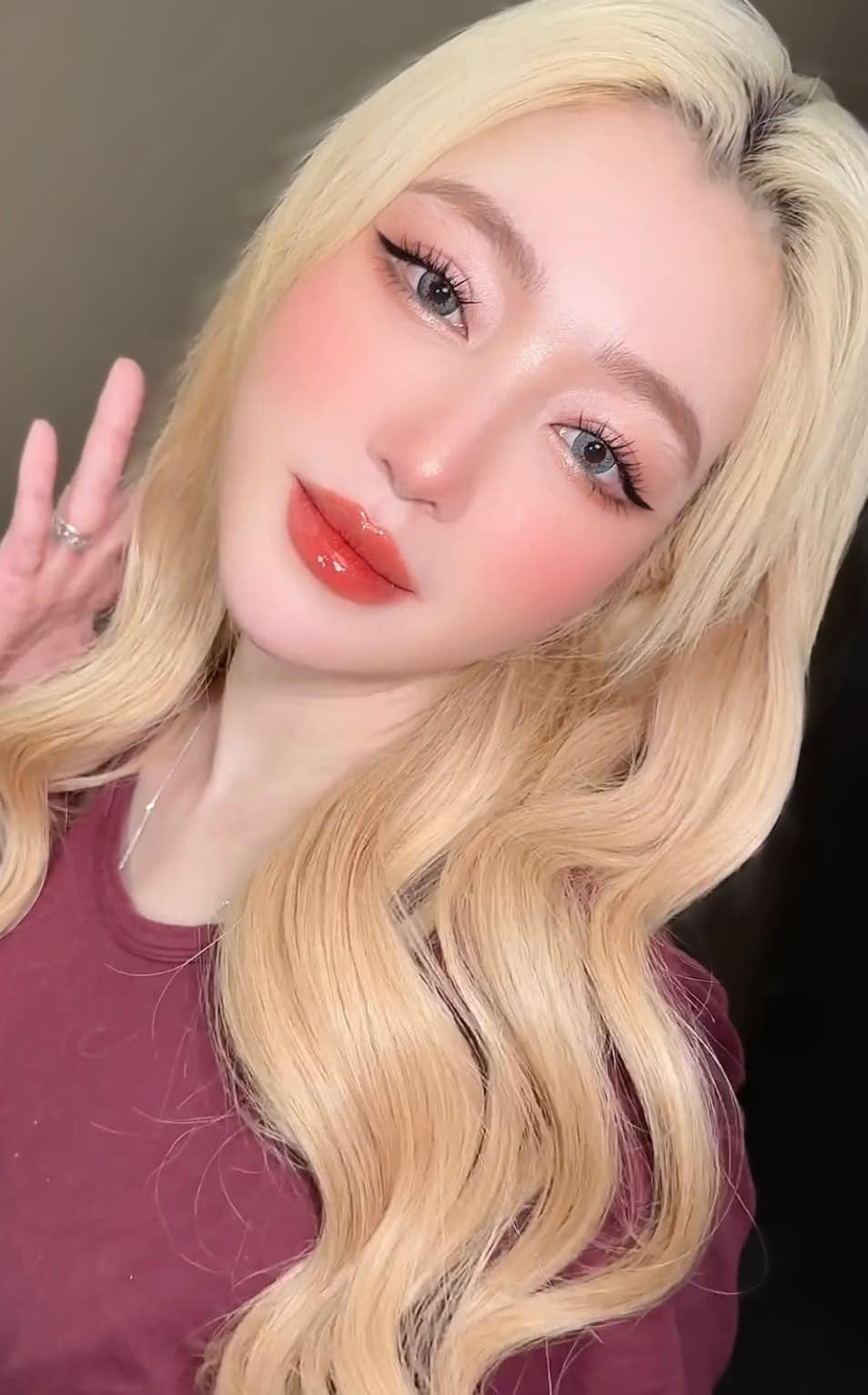 Hotgirl Elly Trần: Tự tử 2 lần không thành, được vợ Tuấn Hưng giúp đỡ